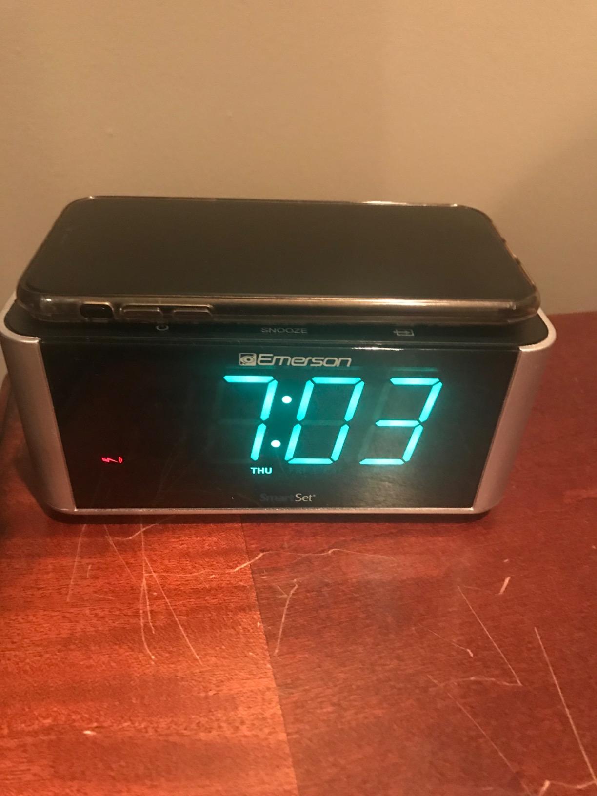 Emerson SmartSet Wireless Charging Dual Alarm Clock Radio with PLL FM, 10 Watt Ultra Fast Qi, USB Port, Bluetooth, Aux Input, Easy-to-Read 1.4-Inch High Contrast Aqua LED Display, ER100202 customer photo 2