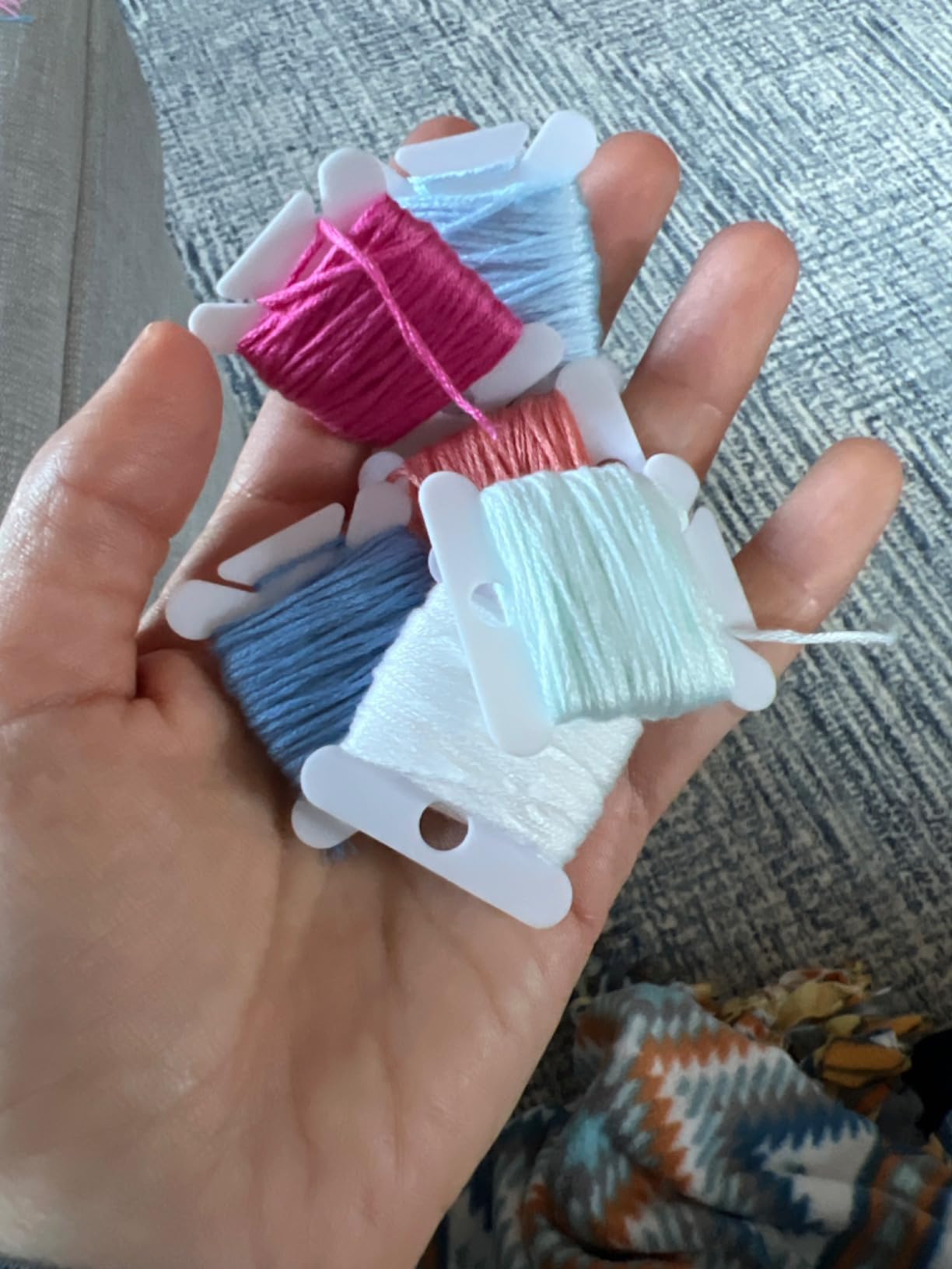 MUZHI Embroidery Floss Bobbins, 128 Pcs Embroidery Floss Organizer, Plastic Embroidery Thread Cards for Cross Stitch Thread Holder Sewing Storage(White) customer photo 2