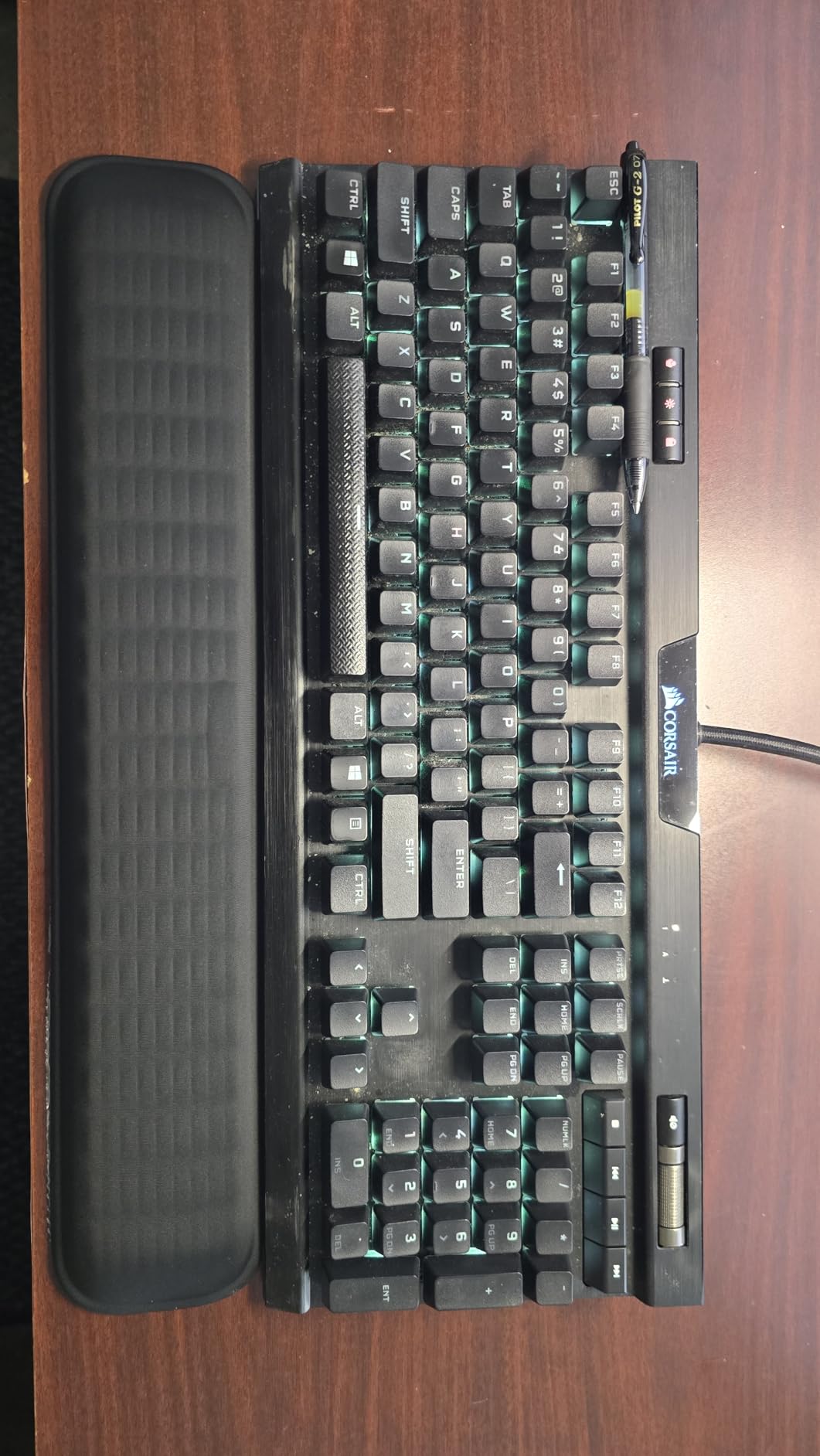MEKASS Ergonomic Wrist Rest for Keyboard and Mouse, Soft Memory Foam Keyboard Wrist Rest Set with Non-Slip Silicone Base, Easy Typing, Pain Relief, Comfort for Office, Work, Gaming (Classic Black) customer photo 1