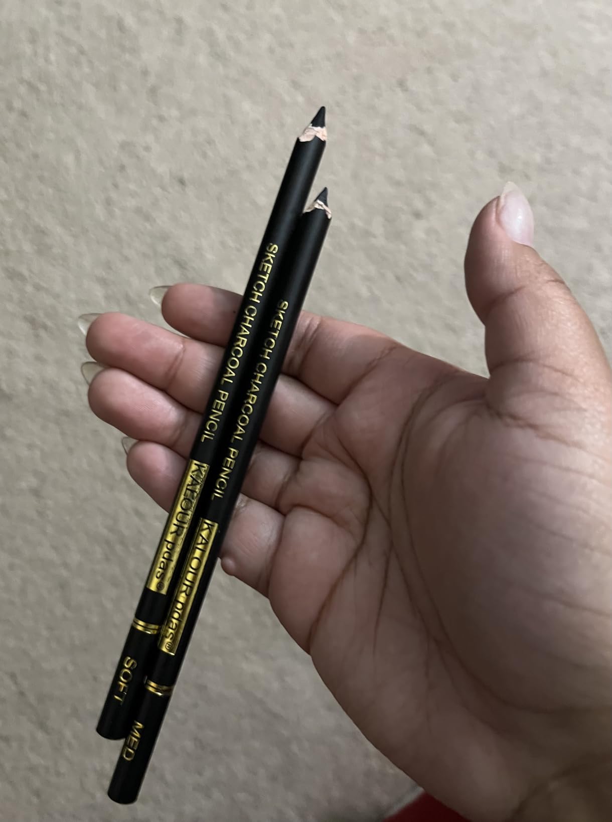 KALOUR Professional Charcoal Pencils Drawing Set -12 Pieces Soft, Medium and Hard Charcoal Pencils for Drawing, Sketching, Shading, Artist Pencils for Beginners & Artists customer photo 2