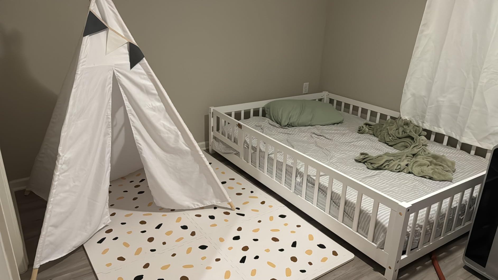 i-POOK Twin Floor Bed for Children, Sturdy Wood Montessori Bed Frame with Wood Slats, High Fence & Small Door, Montessori Floor Bed for Girls and Boys, White customer photo 2