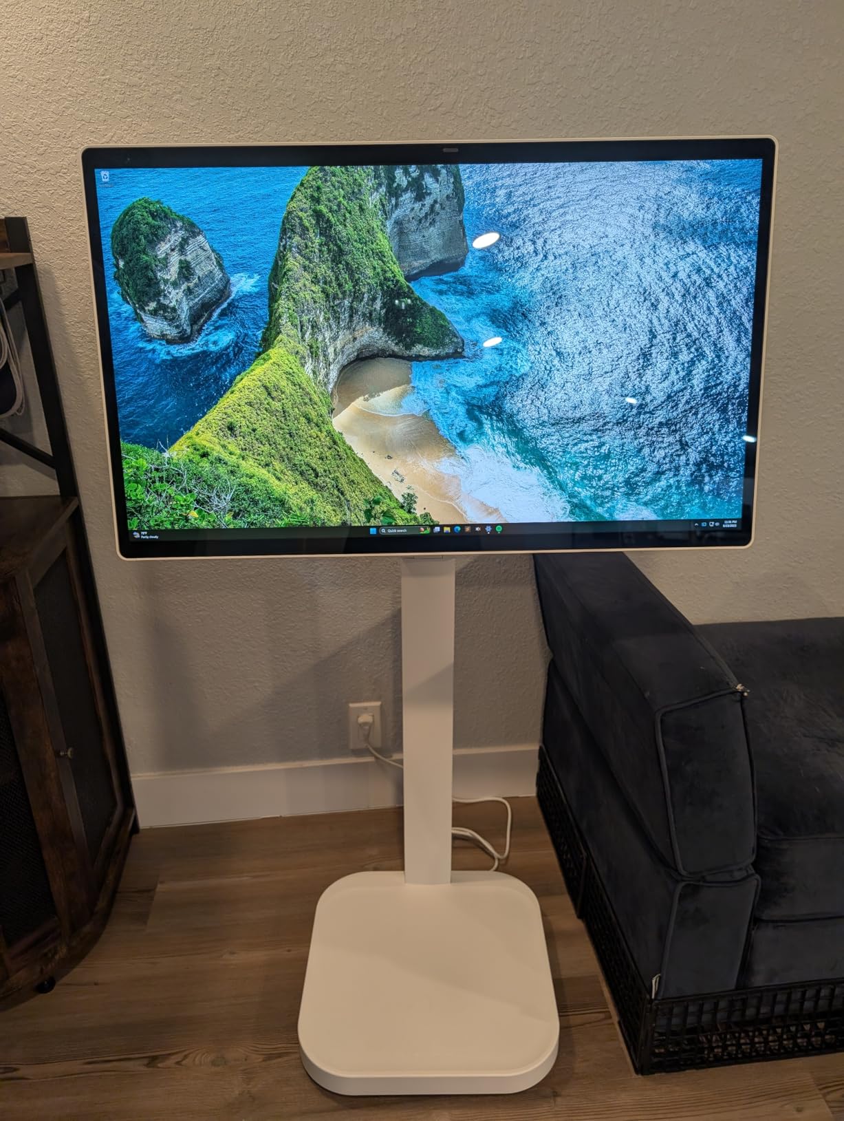 LG Smart Monitor Swing 32U889SA-W 32-Inch 4K UHD (3840x2160) IPS Touchscreen on a Fully Adjustable Wheeled Base HDR10, webOS, Built-in Speaker, HDMI, USB Type-C, Tilt/Height/Swivel/Pivot Stand, White customer photo 1